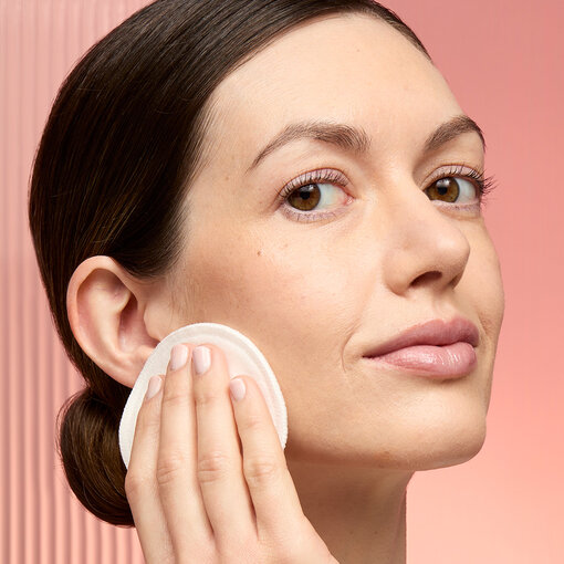 Exfoliate away dull skin Smooth & Glow™ Exfoliating Tonic 200ml