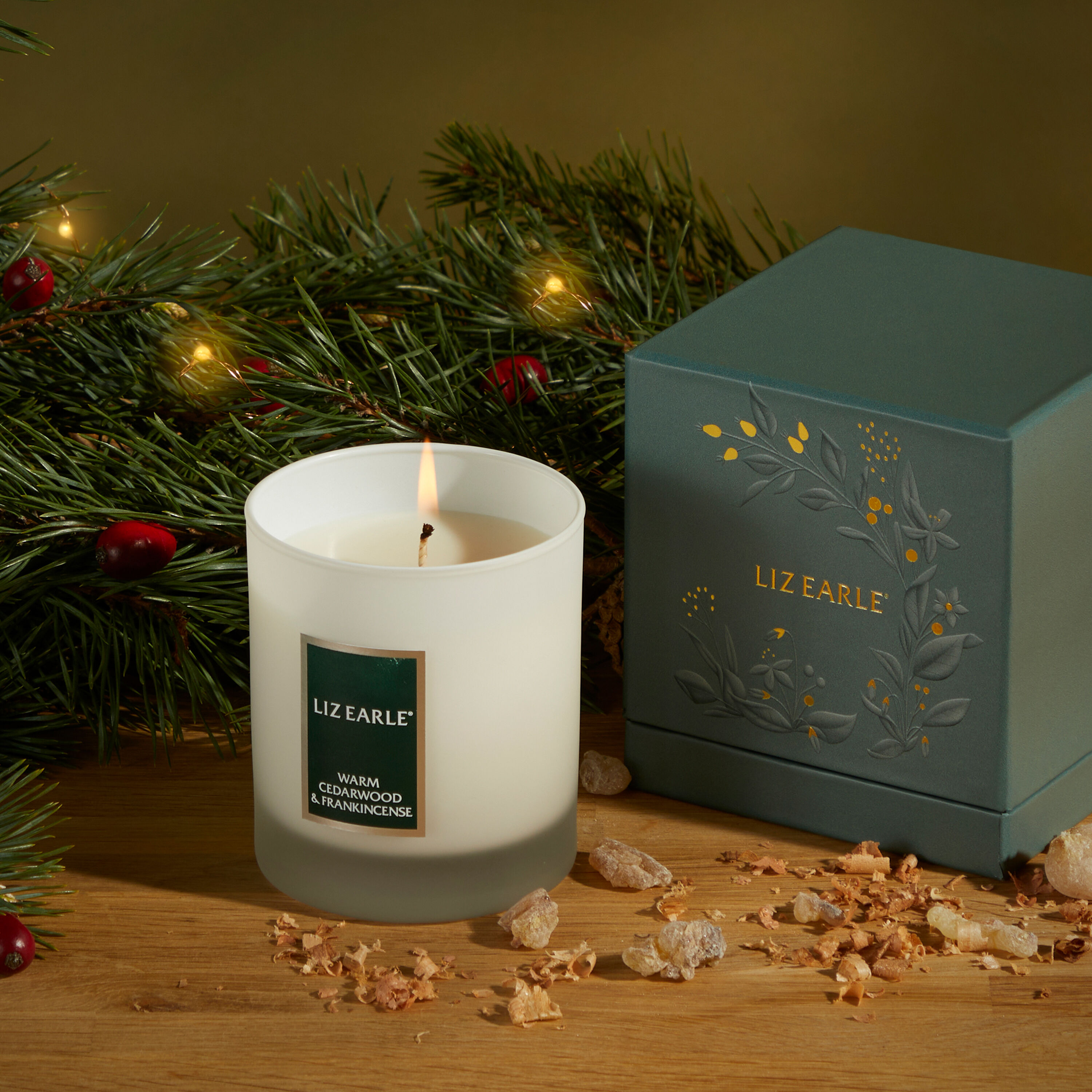 Warm Cedarwood & Frankincense Botanical Candle 200g  large