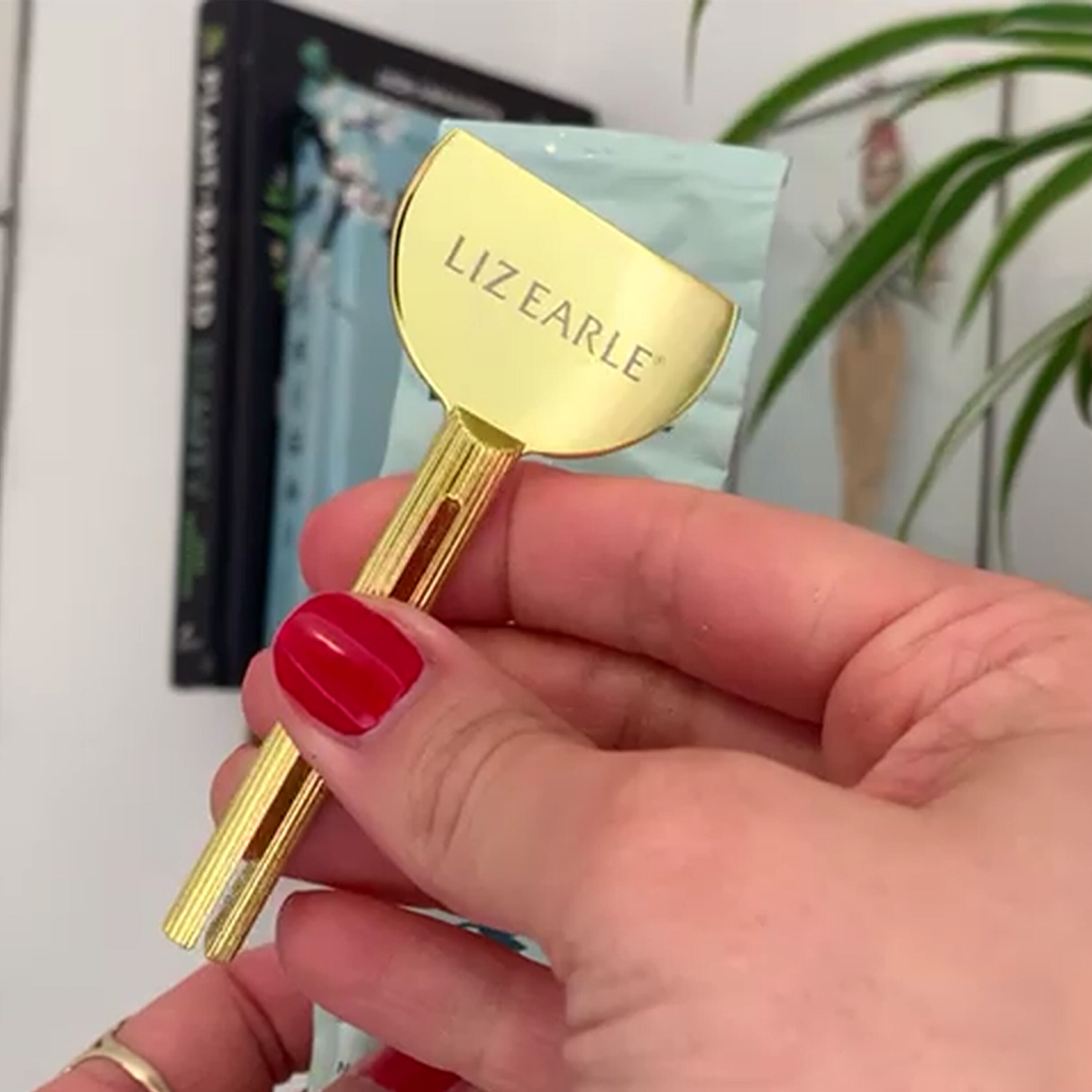 Tube key Liz Earle Beauty Co.